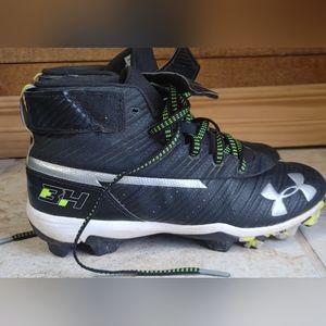 Under Armour boys baseball cleats